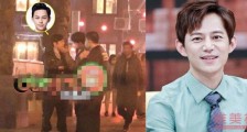 何炅与男子牵手过马路 期间拍打对方玩闹互动暧昧