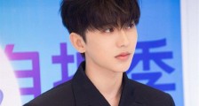 蔡徐坤崴脚上热搜 鞋跟高度受热议