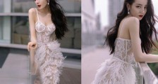 迪丽热巴白色蕾丝镂空羽毛裙造型引争议 被吐槽像情趣内衣
