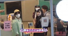 檀健次疑与by2妹妹深夜聚会 剧本杀后二人路边抽烟热聊