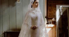 莉莉·柯林斯晒婚纱照 气质优雅宛如童话公主
