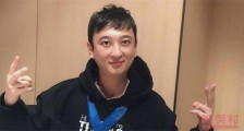 王思聪王大陆现身深圳酒吧 身边20多位美女围绕