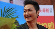 何家劲工厂招工月薪3500元引争议 何家劲晒食堂照反击