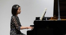 黄磊大女儿弹钢琴照火了 多多剪短发文艺气息十足太美了