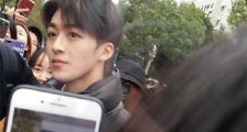 何洛洛参加艺考 18岁的他在人群里十分抢眼生图太能打了