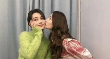 热巴亲吻张馨予 俩美女同框超养眼热巴吻得好用力啊