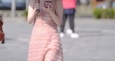 路人街拍,小姐姐柔美的连衣裙很显年轻活力,温婉甜美