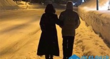 梁朝伟罕见秀恩爱 两人挽手漫步雪中画面温馨浪漫