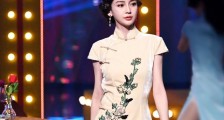 当关晓彤和baby同穿旗袍,少女的关晓彤旗袍造型身材还不如生过娃的好?