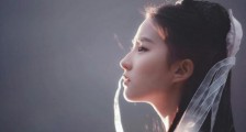32岁的刘亦菲褪去一身仙气,坠入凡尘,却依旧神圣不可侵犯
