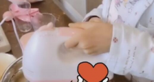 贾乃亮女儿甜馨疯狂亲吻镜头萌化人心,和李小璐做蛋糕记录生活变小馋猫