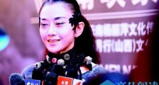 杨丽萍吃饭都要人喂 其中缘由被揭竟是因为自己的指甲