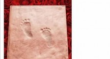 她刚生完孩子录综艺,体力不支累垮,坐在树下扶腰样子很难受