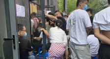 探访 | “拼拼有礼”崩盘:近百用户围堵总部等待退款