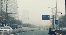 外卖员穿梭在沙尘暴中