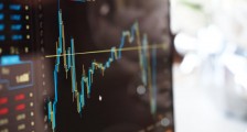 带200万年轻人炒股,这两家公司赚翻了