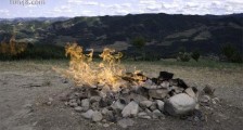 世界上最小的火山  围在布斯卡火山旁边如同篝火晚会