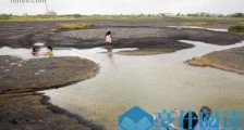 全球最大的沥青湖 特立尼达沥青湖被游客用来泡澡