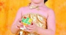 世界上最年轻的魔方复原者 中国谢恩希3岁零4个月