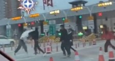 白衣男子高速收费站10秒KO两人被证实是练搏击的 警方还原厮打真相