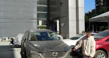 路边“僵尸车”满身是泥 一查发现新车 价值30万