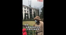 导游怒怼参观汶川地震遗址嬉笑游客 “大家请文明祭奠”