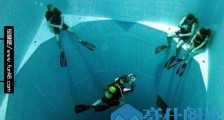 世界最深游泳池,水深40米,相当于十几层楼你敢游吗?