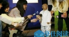 中国第一袖珍人 何平平身高74.61cm(出生时仅1斤重)