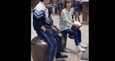 郭京飞王珞丹坐雕塑踩石碑 行为引发热议