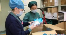 浙江玉环一市民给医务人员送上2000个医用口罩