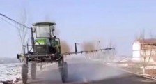 山西农村“硬核”疫情防控:农药喷洒车上路消毒