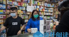 美媒:香港人因新冠疫情抢购口罩 分分钟在涨价店员叫大家别囤积