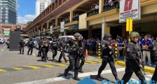 美媒：马尼拉高档商场保安被辞退后持枪伤人绑架30名人质