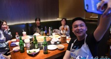 重庆火锅店陆续恢复堂食 顾客需隔桌就餐