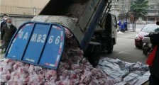 武汉一社区用环卫车运送平价肉 官方致歉：上门收回集中销毁并追责