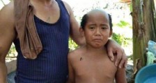 泰国父亲为儿子剪防疫发型 儿子满脸委屈变“地中海”同款 这样的父爱来一打