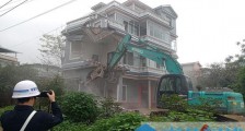 琉璃尖顶宽敞露台都没了 他花了十万元“买教训”