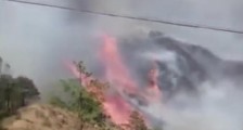 云南大理森林火灾600余人扑救 直升机开展吊桶作业