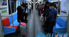 致敬英雄共悼逝者！上海地铁默哀：停靠站台3分钟并鸣笛 乘客起立 哀悼新冠肺炎牺牲烈士和逝世同胞！