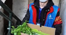 志愿者团队热情服务湖北返京居民 为居家隔离居民送上蔬菜