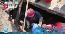 江苏苏州常熟海虞镇福山海虹路路面塌陷 工人被困