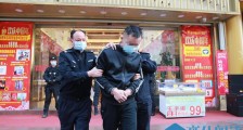男子试戴金链后“逃跑” 来宾警方25小时破案