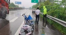 小货车高速路上故障 司机用婴儿车当“警示牌”！