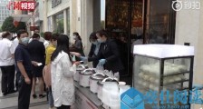 武汉五星级酒店路边卖早餐 酒店负责人“转型自救 生意红火”