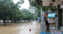 连日暴雨：广西柳江柳州段再现超警戒洪水 水位仍在上涨