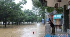 连日暴雨:广西柳江柳州段再现超警戒洪水 水位仍在上涨