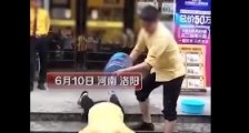 公司回应罚员工做俯卧撑身上浇水:是以前老视频 已加强管理