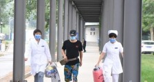 北京机场巴士司机或是揪口罩透气感染！新发地相关疫情首例治愈患者出院 提醒：“一定要戴好口罩！”