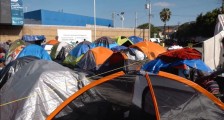 上千人扎帐篷只为挤进美国，拜登竟这么热情？