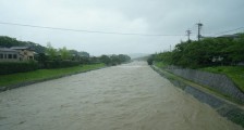 经常下暴雨的日本,为什么城市里却很少“看海模式”?